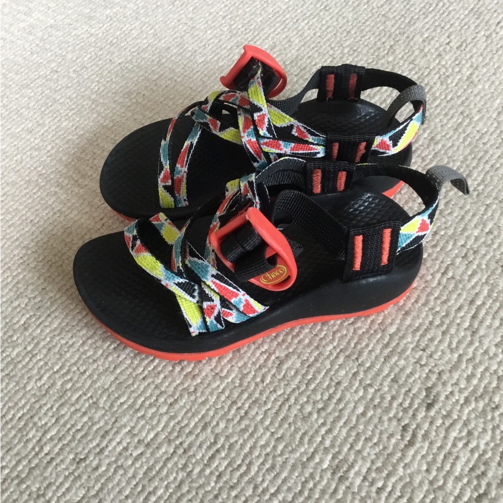 Chaco Kids Black Sandals with Multicolor Geometric Straps - Picture 3 of 8